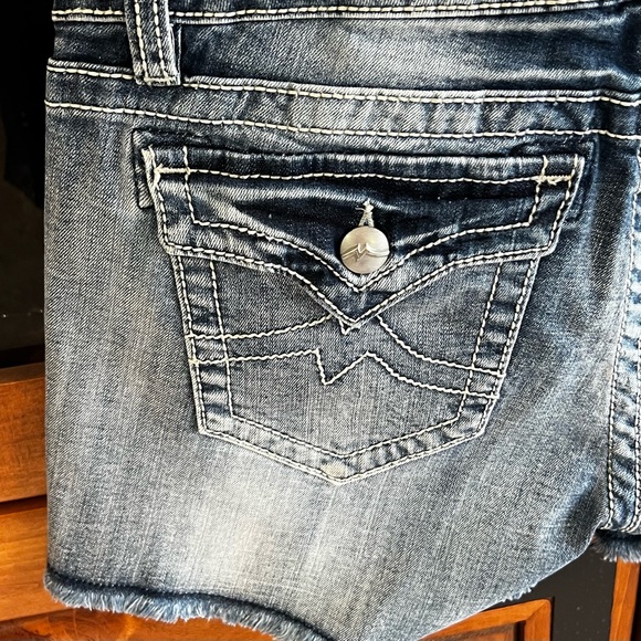 MISS ME DENIM BRAND: Distressed Signature Shorts - Picture 6 of 9